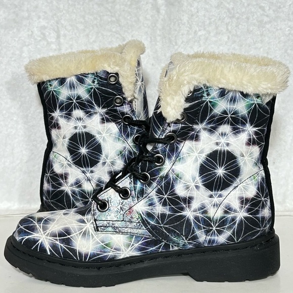 Yes We Vibe Girls Black/White Circle of Life Faux Fur Fall/Winter Boots SZ 3.5M - Picture 7 of 11